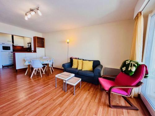 un salon avec un canapé, des chaises et une table dans l'établissement Quiberon - appartement 3 pièces - 56m² - proche centre - garage - loggia - sans animaux - FR-1-478-99, à Quiberon