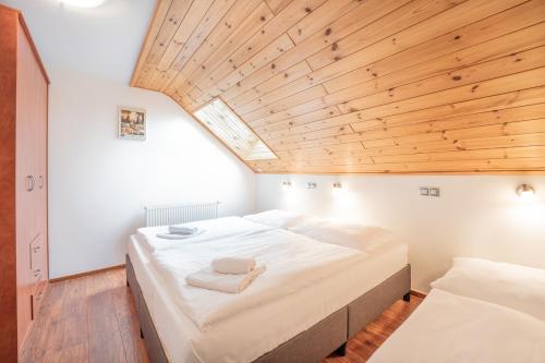 Postel nebo postele na pokoji v ubytování EA Apartmány na Filipce