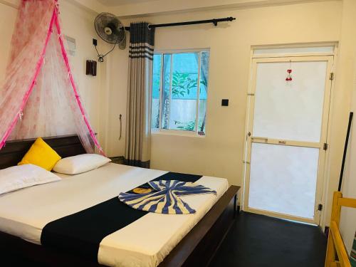 Katil atau katil-katil dalam bilik di Kosi Giggles Resort