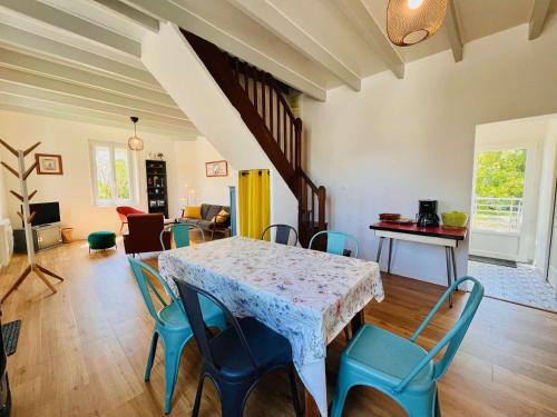 une salle à manger avec une table et des chaises dans l'établissement Maison rénovée 75m², 6 pers, proche plage et centre, jardin, terrasse, parking, WIFI - FR-1-478-186, à Quiberon