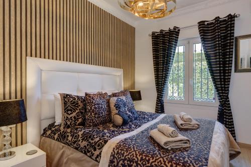 a bedroom with a bed with towels on it at Castillo Esmeralda in Alhaurín de la Torre