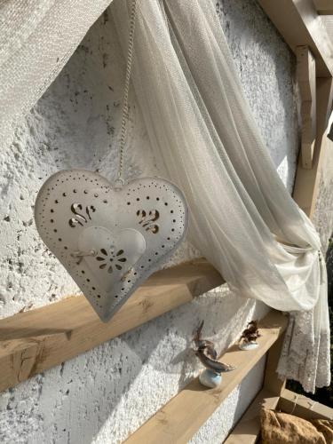 a heart ornament hanging from a wall at Kánya Veranda in Szomolya