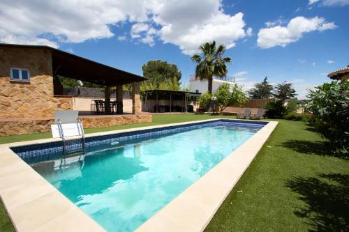 una piscina en un patio al lado de una casa en Catalunya Casas Incredible & Unique Costa Dorada Abode!, en Creixell