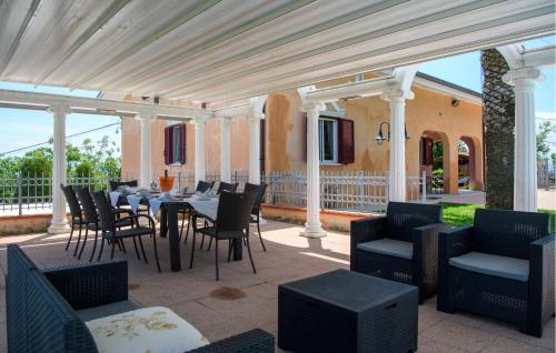 Χώρος καθιστικού στο Awesome Home In Castel Colonna Di Mont