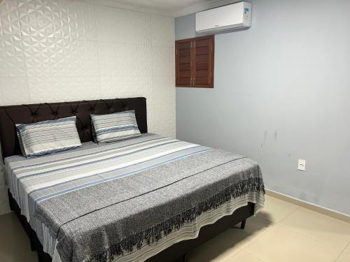- un lit avec 2 oreillers et publicité dans l'établissement SEU LAR, à Campina Grande
