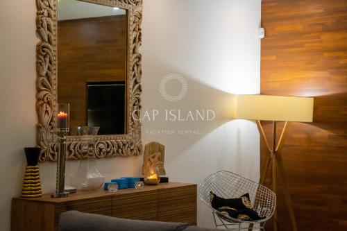 un salon avec un miroir et une chaise dans l'établissement Villa 4 chambres, moderne, piscine, à Grand Baie proche des plages, à Grand Baie