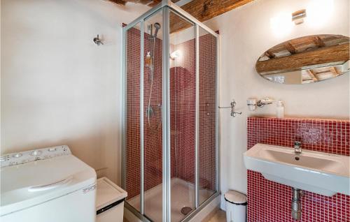 bagno con doccia e lavandino di Appartamento Belle Donne a Firenze
