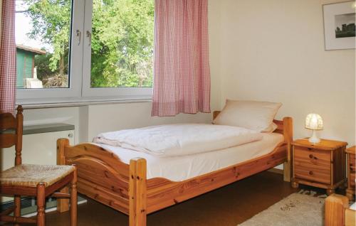 Hausenにある4 Bedroom Awesome Home In Oberaula Ot Hausenの窓付きの部屋のベッド1台