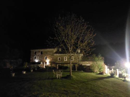 a building at night with a bench in the yard at Relais del Brigante in Settimo Vittone