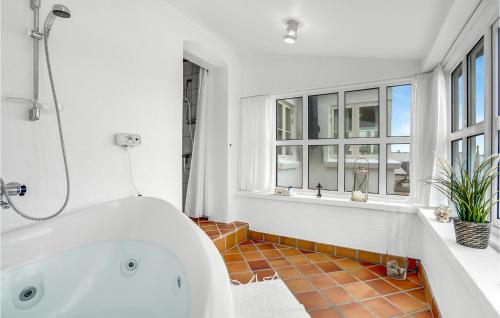 Koupelna v ubytování Stunning Home In Frstrup With House A Panoramic View