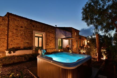 - un bain à remous dans la cour d'une maison dans l'établissement Terre Di Himera, à Buonfornello
