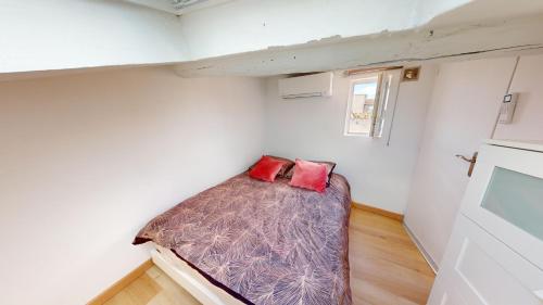 une chambre avec un lit dans une petite pièce dans l'établissement Ravissant Duplex Intra-Muros, à Avignon