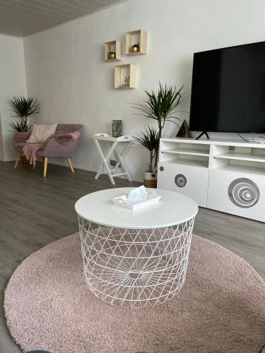 Televisyen dan/atau pusat hiburan di 2Z-Ferienwohnung, umgeben vom Spessart & Main