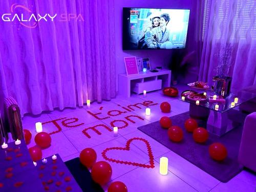 Μια τηλεόραση ή/και κέντρο ψυχαγωγίας στο GALAXY SPA - Suite Venus Jacuzzi et Sauna Privatif