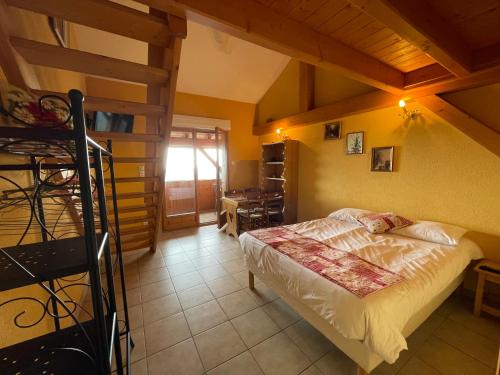 ein Schlafzimmer mit einem Bett in einem Zimmer in der Unterkunft Auberge La Ferme De Ferrières in Pringy