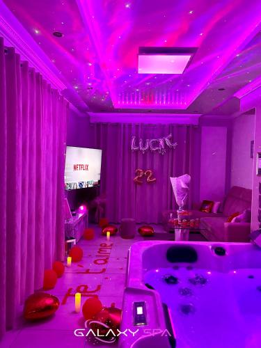 Μια τηλεόραση ή/και κέντρο ψυχαγωγίας στο GALAXY SPA - Suite Venus Jacuzzi et Sauna Privatif