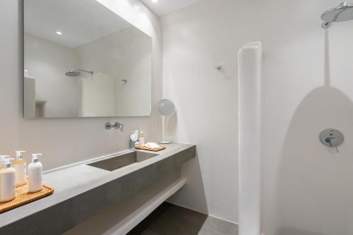 Koupelna v ubytování NĒRO Suites by NOMÉE Hospitality Group