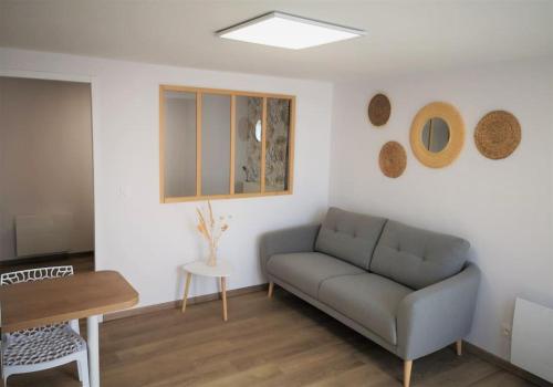 un salon avec un canapé et une table dans l'établissement T1 bis proche Marais avec garage à moto, à Bourges