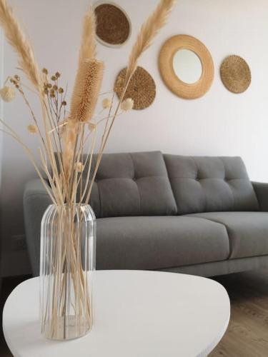 un vase avec des fleurs sur une table dans un salon dans l'établissement T1 bis proche Marais avec garage à moto, à Bourges