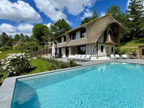 an image of a house with a swimming pool at Villa Pier'Art - Piscine Jacuzzi Tennis Vue Mer in Touques