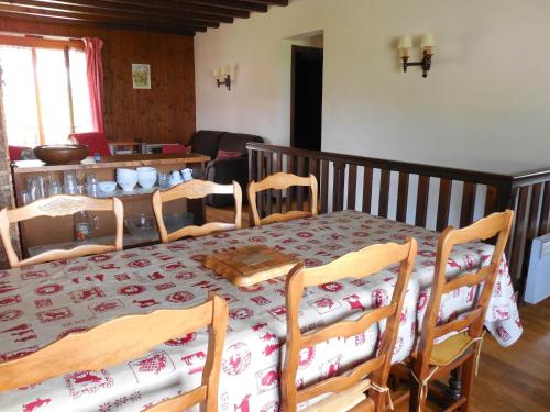 - une salle à manger avec une table, des chaises, une table et des chaises dans l'établissement CHALET LES EPILOBES, à Lamoura