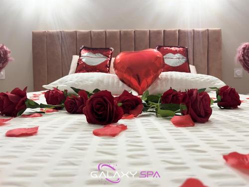 Ένα ή περισσότερα κρεβάτια σε δωμάτιο στο GALAXY SPA - Suite Venus Jacuzzi et Sauna Privatif