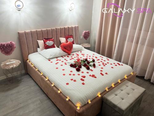 เตียงในห้องที่ GALAXY SPA - Suite Venus Jacuzzi et Sauna Privatif