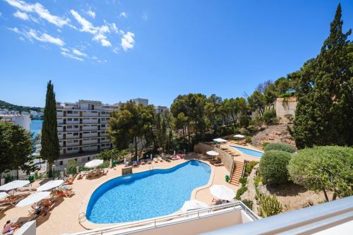 vista sulla piscina di un resort di Apartamentos Vista Club a Santa Ponsa
