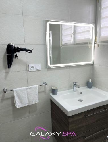 Ένα μπάνιο στο GALAXY SPA - Suite Venus Jacuzzi et Sauna Privatif