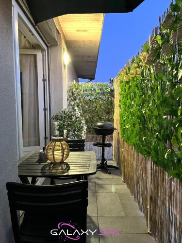 Κήπος έξω από το GALAXY SPA - Suite Venus Jacuzzi et Sauna Privatif