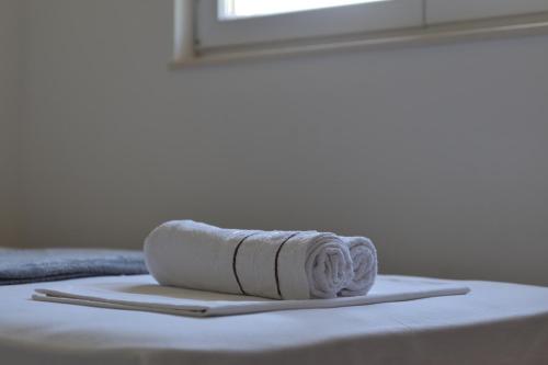 En eller flere senge i et værelse på KenDar Family Apartments