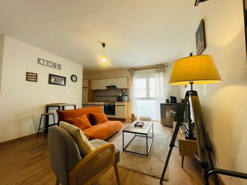 un salon avec un canapé et une table dans l'établissement Bel Appartement Lumineux - 2 Voyageurs, au Mans