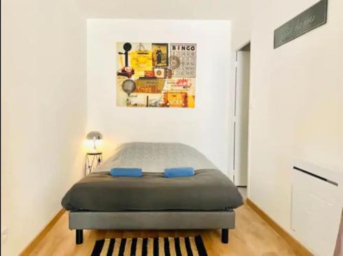 une chambre avec un lit dans une pièce blanche dans l'établissement Bel Appartement Lumineux - 2 Voyageurs, au Mans
