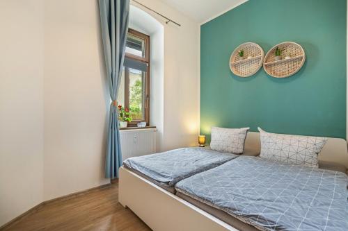 ケムニッツにあるZentrumsnahe Wohnung in Chemnitzの青い壁のベッドルーム1室