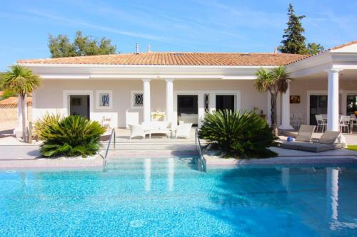une villa avec piscine devant une maison dans l'établissement montechristo, à Saint-Cézaire-sur-Siagne
