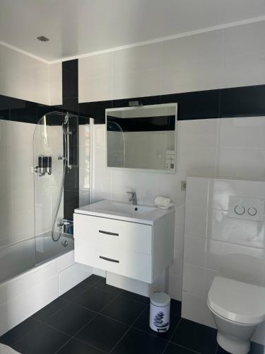 une salle de bain blanche avec un lavabo et des toilettes dans l'établissement montechristo, à Saint-Cézaire-sur-Siagne