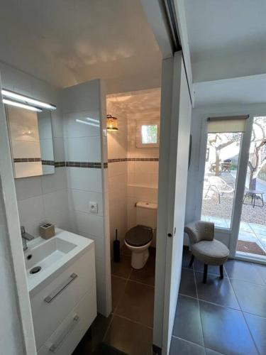 une petite salle de bain avec toilettes et lavabo dans l'établissement Maison de Pêcheurs - cœur du Brusc 250 m de la mer, à Six-Fours-les-Plages