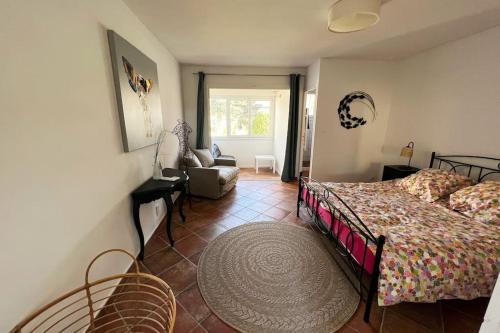 une chambre avec un lit, une chaise et une fenêtre dans l'établissement Maison de Pêcheurs - cœur du Brusc 250 m de la mer, à Six-Fours-les-Plages