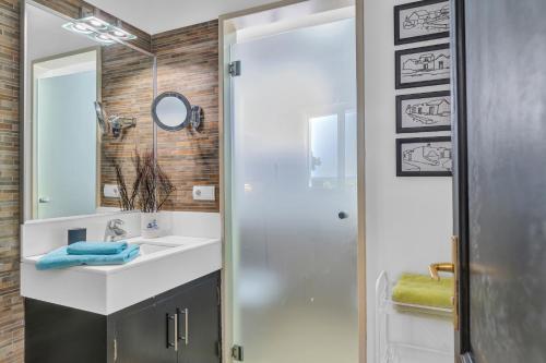 Un baño con lavabo y ducha en La Casita, en Playa Blanca