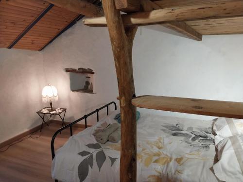 une chambre avec un lit superposé dans une pièce dans l'établissement Mas d'Aval, au Vigan