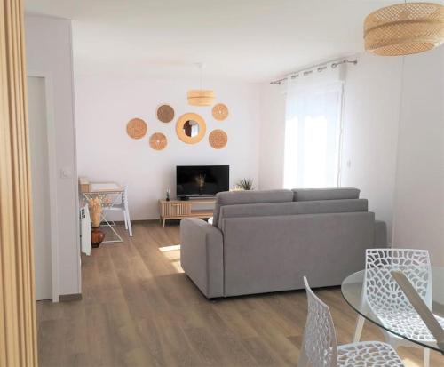 T2 proche Marais avec vue cathédrale et garage à moto