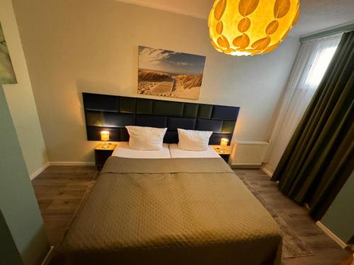 a bedroom with a large bed in a room at F-F Haus Monteuren Unterkunft in Neuhausen auf den Fildern