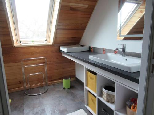 La salle de bains est pourvue d'un lavabo et d'un comptoir avec un miroir. dans l'établissement Kérandro, à Porspoder