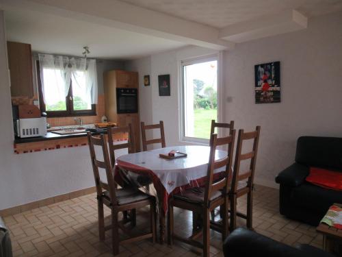 une cuisine et une salle à manger avec une table et des chaises dans l'établissement Kérandro, à Porspoder