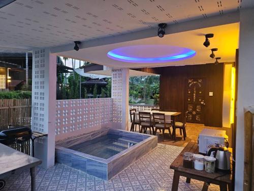 a large hot tub in the middle of a patio at HOMETHAI RESORT (โฮมไทยรีสอร์ท) in Ban San Pu Loei