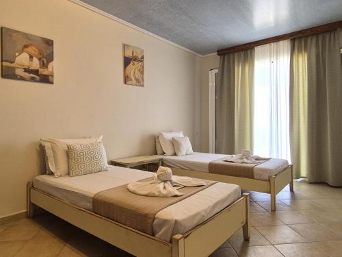 Ένα ή περισσότερα κρεβάτια σε δωμάτιο στο Vrachos Beach Hotel