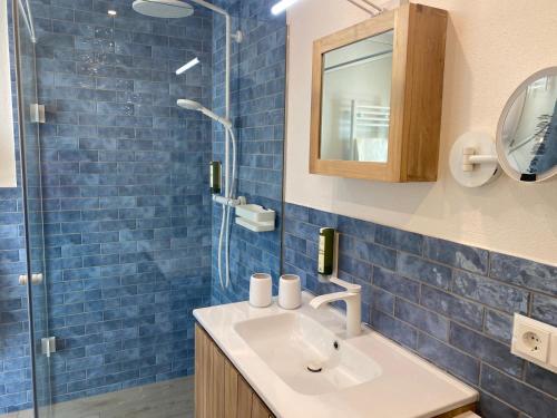 ein Bad mit einem Waschbecken und einer Glasdusche in der Unterkunft Fleesensee Resort & Spa in Göhren-Lebbin