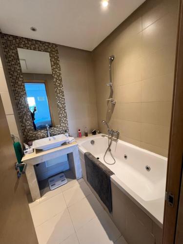 Phòng tắm tại Golf City Prestigia Bouskoura