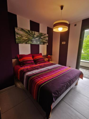 une chambre avec un grand lit avec des oreillers rouges dans l'établissement Le Rooftop du 10, à Annecy