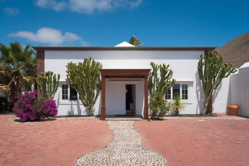 a white house with a pathway in front of it at Finca del Moral in Tinajo